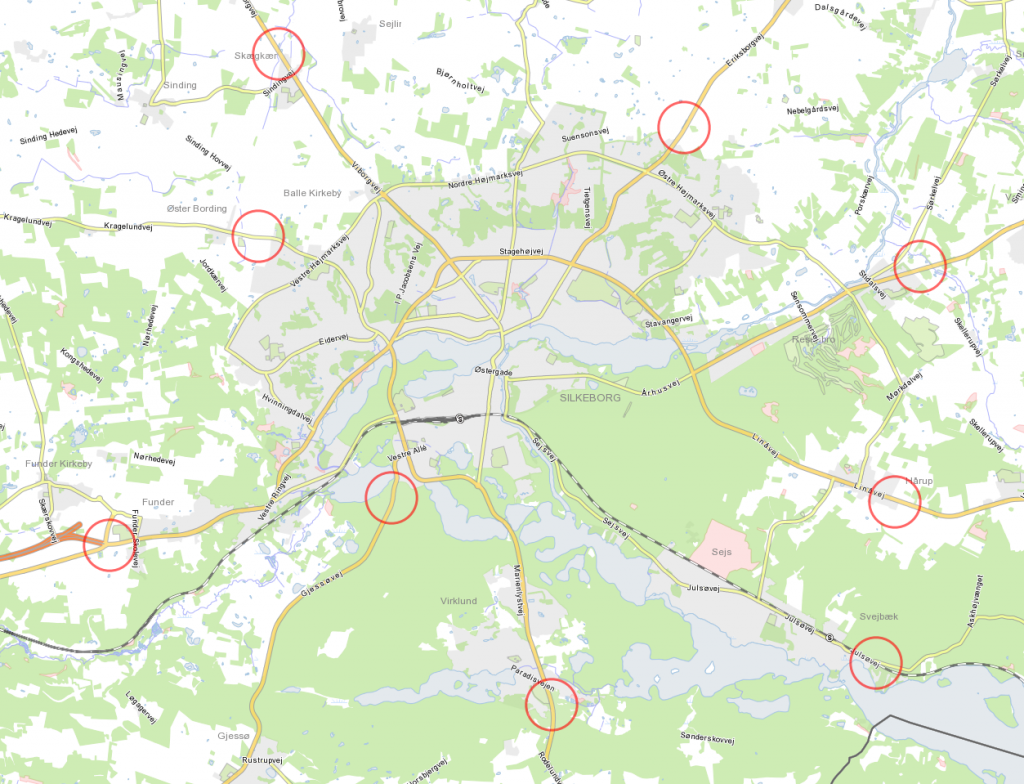 De røde ringe viser forslag til placering af byskilte.