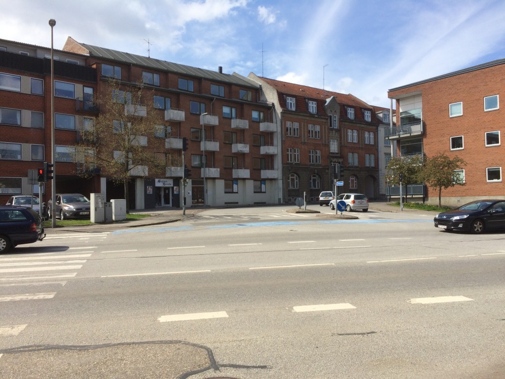 Den ene op-/nedkørsel til centerets OG Torvets p-kælder sker ad Fredensgade - der er plads til både den og varelevering til det nye center