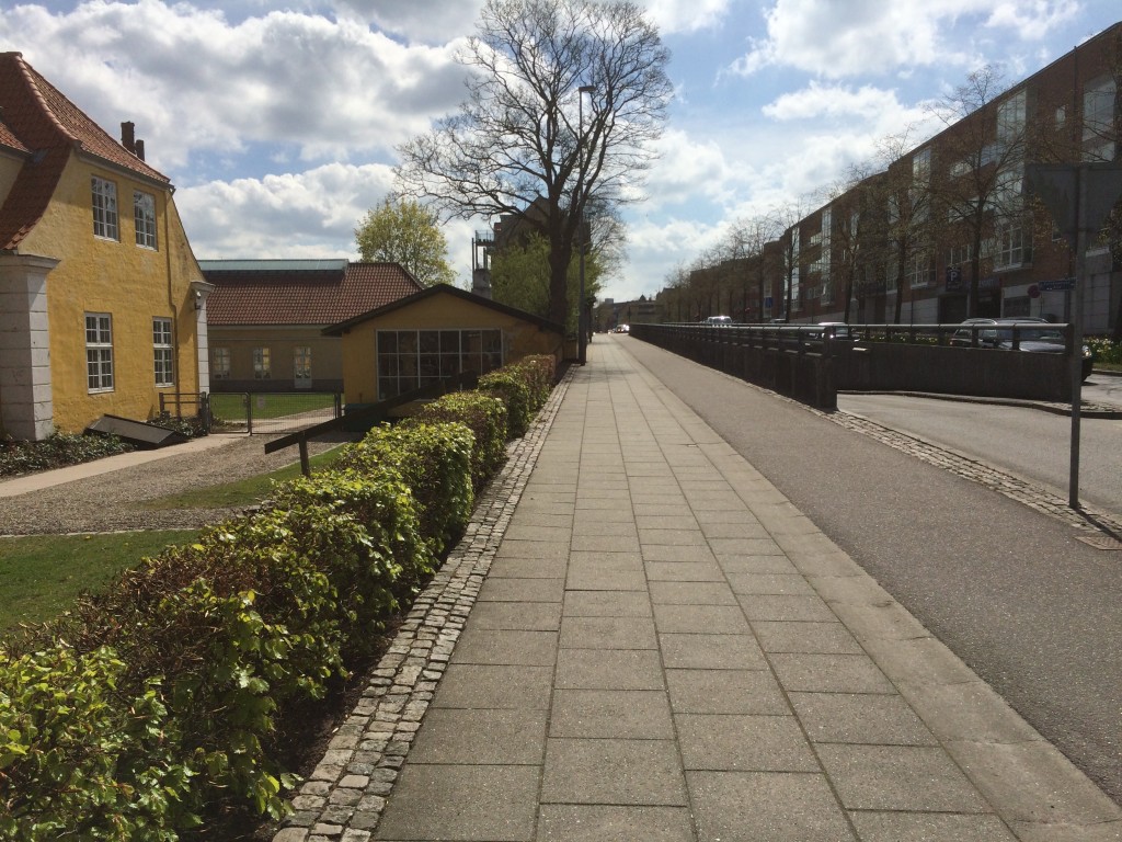 Det er skæmmende for museet med den klodsede op-/nedkørsel. Og den laver trafikpropper i helel byen
