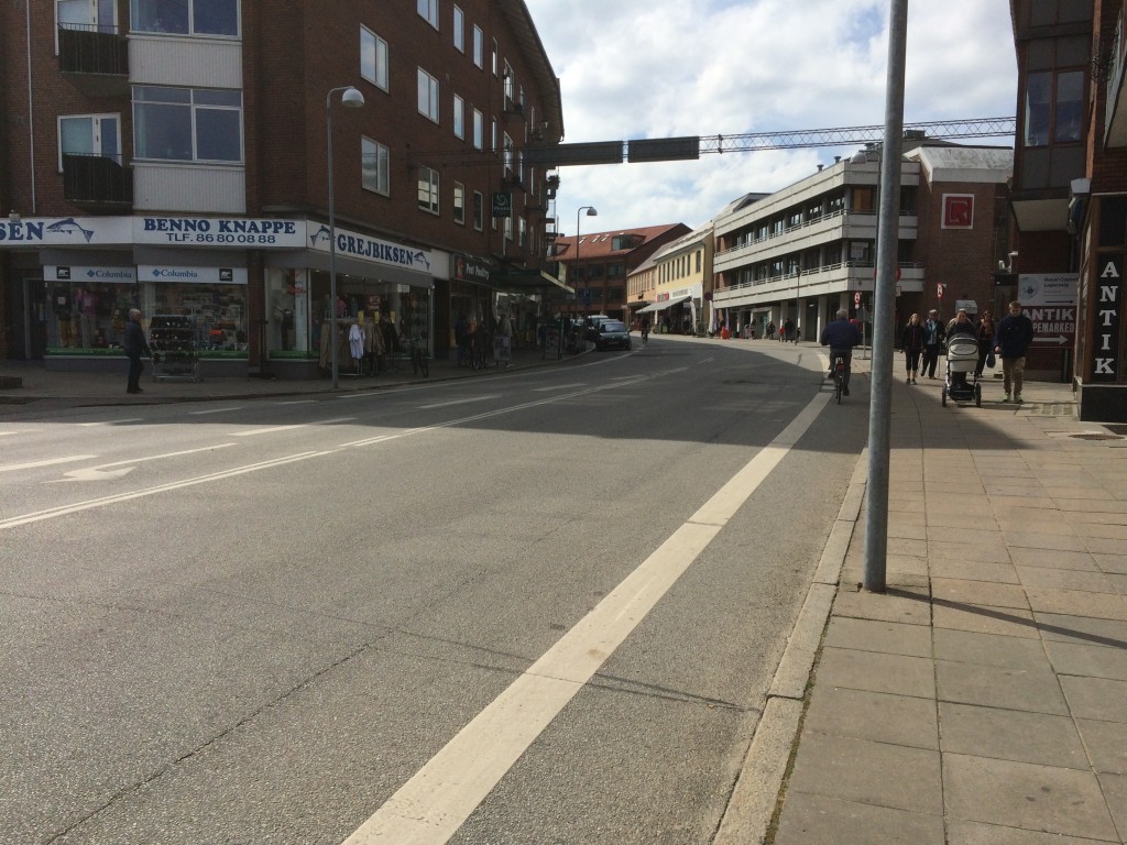 Den anden adgang til Torvets P-kælder, sker ind under Østergade - lige efter Godthåbsvej. Østergade blive så en fin bugtet og kurvet gågade op til Torvet