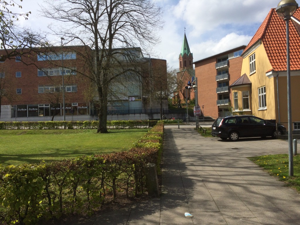 Når Torveceb´nteret rives ned, kan broen passe perfekt fra Torvet til museets plæne